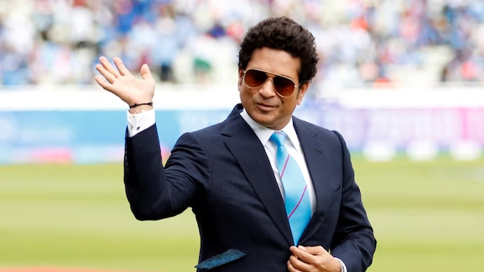 Crowd of people gathered at the airport to get a glimpse of former Indian cricketer Sachin Tendulkar.