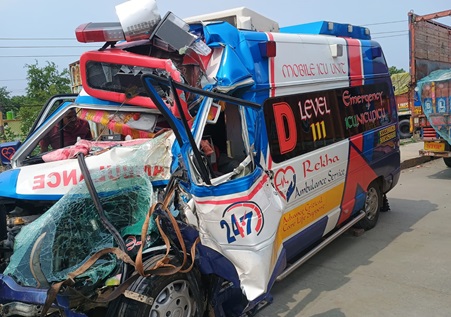 Ambulance going from Ranchi to Durgapur becomes victim of a horrific accident on Jharkhand-Bengal border.