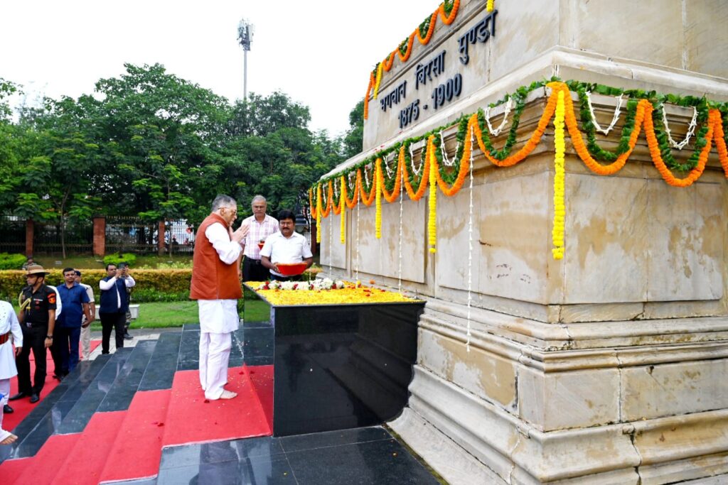 झारखण्ड राज्य के राज्यपाल के पद की शपथ लेने के पूर्व आज बिरसा मुंडा स्मृति पार्क-सह-संग्रहालय जाकर धरती आबा भगवान बिरसा मुंडा जी की प्रतिमा पर श्रद्धा-सुमन अर्पित किया।