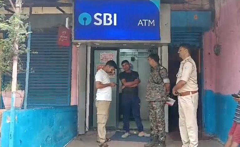 ATM machine cut with gas cutter, theft worth lakhs of rupees