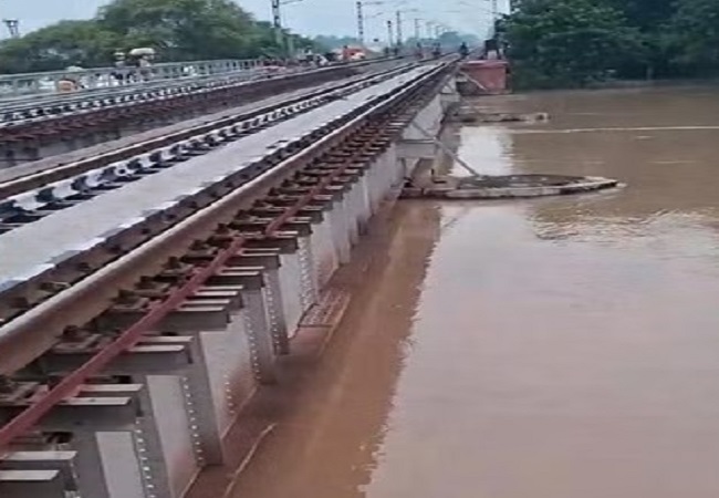 Flood water reaches Jamalpur-Bhagalpur railway section, many trains canceled