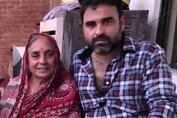 pankaj triptathi with maa