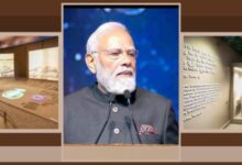 प्रधानमंत्री नरेंद्र मोदी दिल्ली में भगवान बुद्ध के पवित्र पिपराहवा अवशेषों का दर्शन करते हुए।